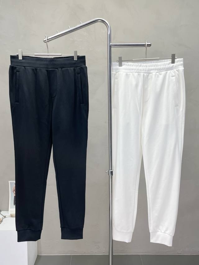 Exclusively for Dior, these new, high-end casual pants are available! Custom-mad