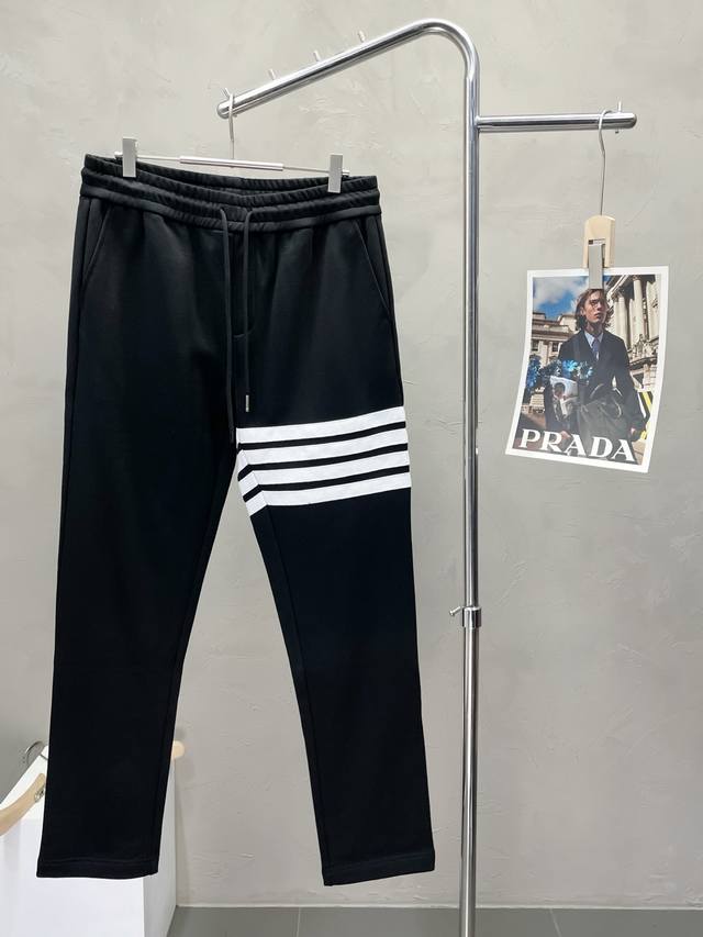 Exclusively from Thom Browne, these new, high-end casual pants are available! C