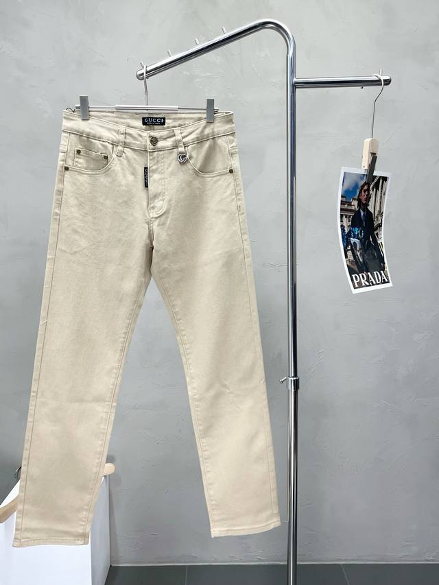 Exclusively from Gucci, these new, high-end casual jeans are available! Custom-