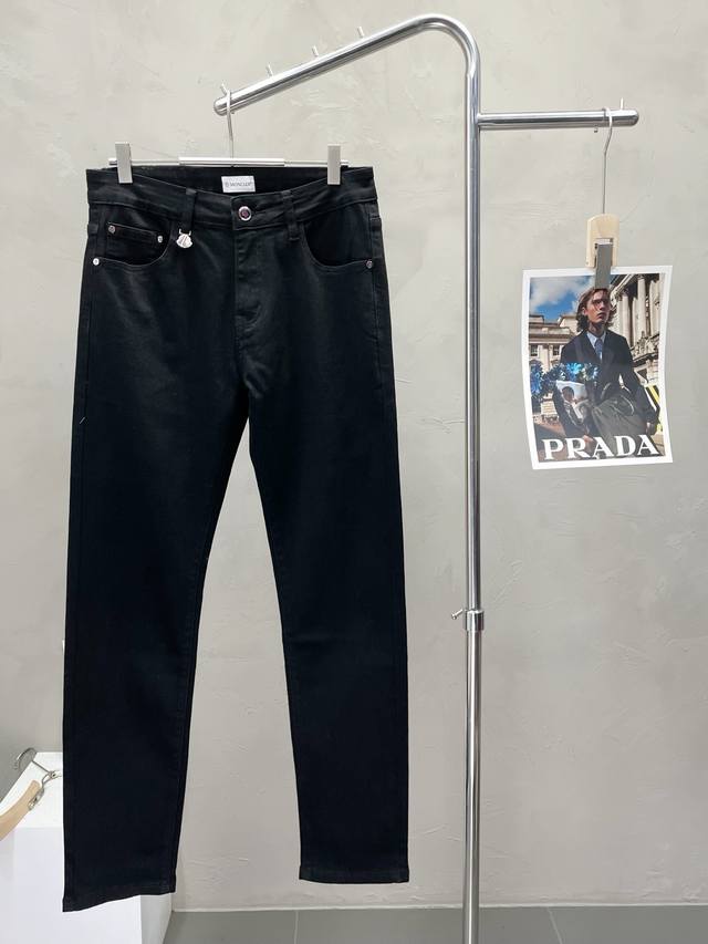 Exclusively from Moncler, these new, high-end casual jeans are available! Custo