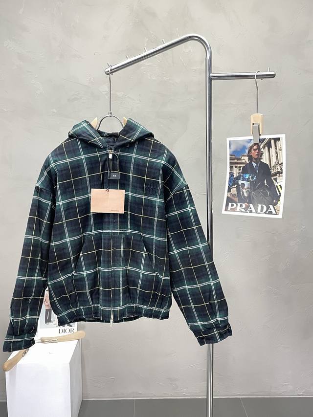 Miumiu exclusively offers the latest and most fashionable padded hooded jackets.