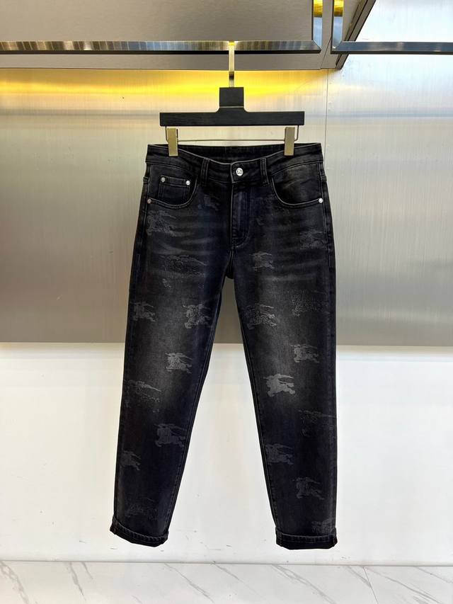 Burberry, Autumn/Winter 2025 new men's casual jeans. The iconic warhorse patter