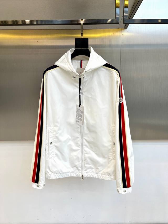 Mon, 25S new autumn and winter hooded jacket. Made with the brand's exclusive t