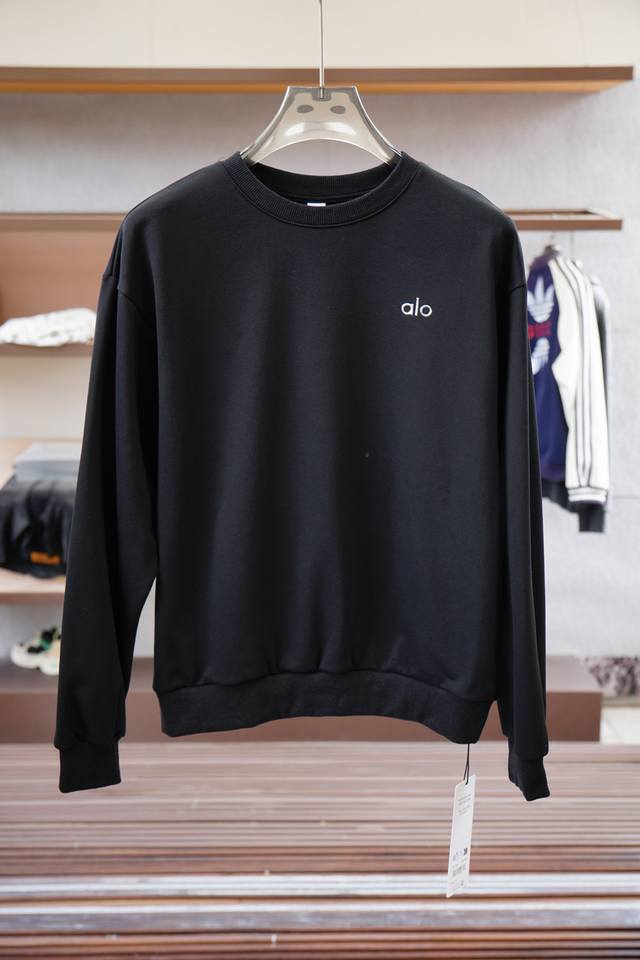 Oupao - 2025 Autumn Collection This sweatshirt, knitted from a simple cotton, fe