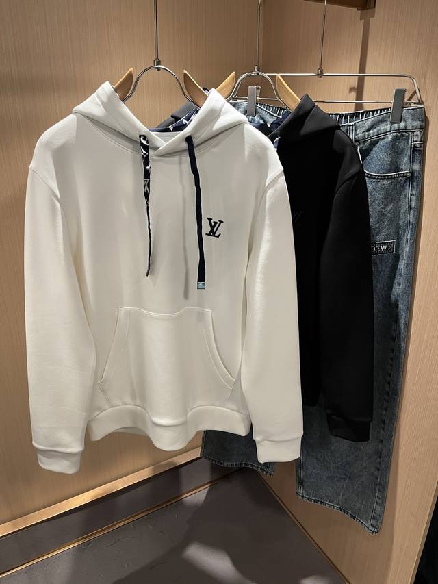 Louisvuitt* Louis* has launched its new Fall/Winter 2025 collection, featuring a