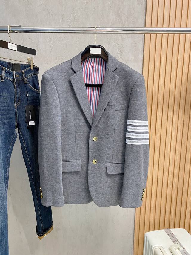 New arrival: Tb's new classic three-button, fashionable wool blazer. This unise