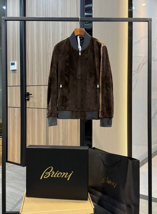 Top-grade genuine leather, reliable quality! A gentleman's leather jacket is the