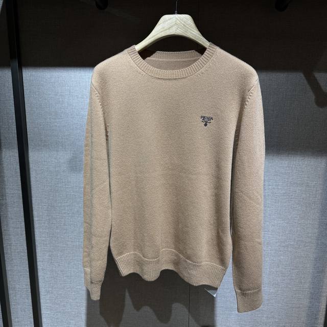 New arrival, logo embroidery details p#Ada worsted wool sweater. The fabric is