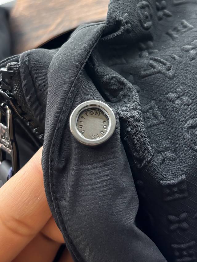 90 Goose Down Look for the high-detail version with a blue dust bag. 1V25Fw's ne