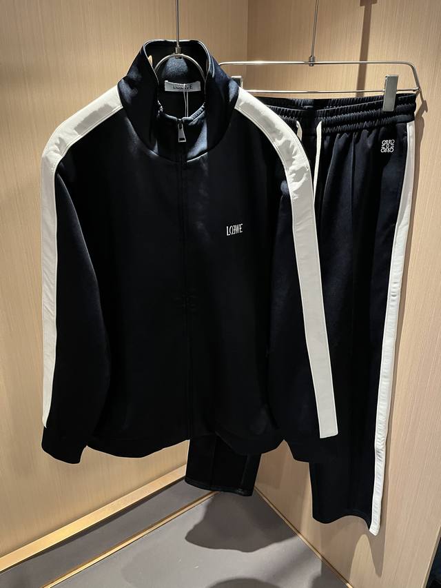 Loe*We's Autumn/Winter 2025 unisex suit, sourced from Italy, boasts a unique, hi