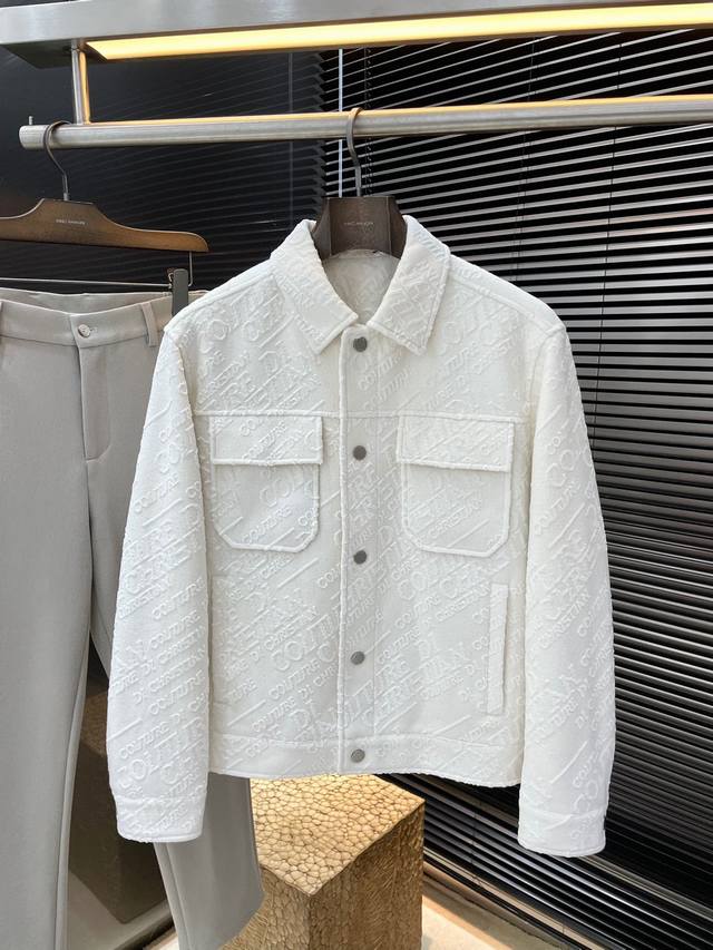 Dio- Dior highly recommends! This new fall/winter jacket is simple and elegant.