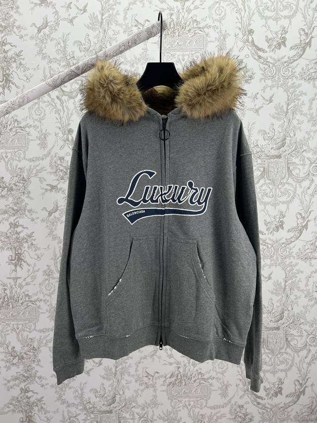 Paris 25Ss's new Luxury Script zip-up hoodie. This dark grey and blue zip-up ho