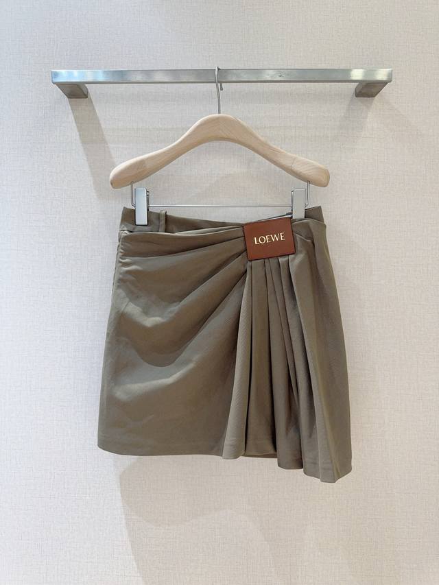 Loe*W*E's new product has arrived... . The irregular pleats extend from the wai