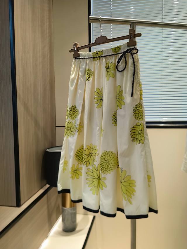 Es new tight waist daisy A-line umbrella skirt size SML Fabric: Silk and cotton