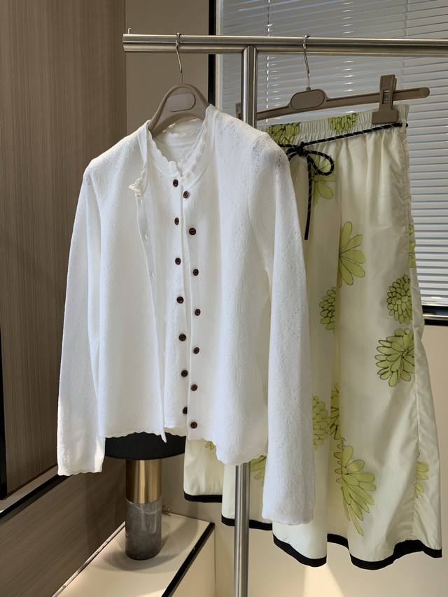 Size: SML Gentle and sweet Merino cardigan vestSoft and lazySoft and crispHoldi