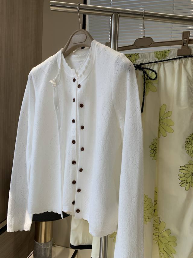 Size: SML A beautiful jacquard cardigan makes looking good effortless. Speciall