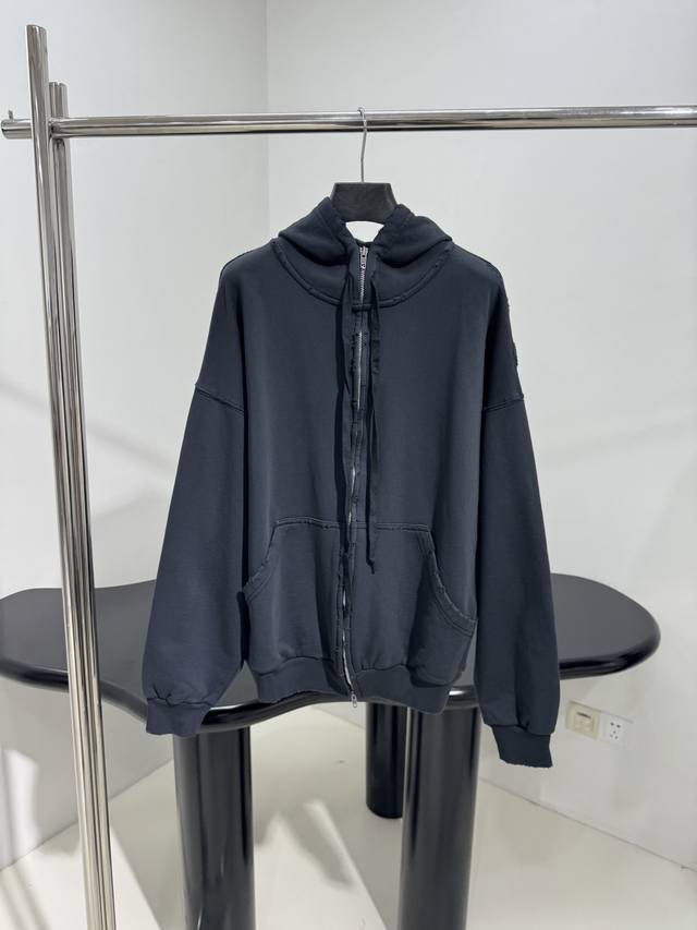 Hooded sweatshirt with zipper and adhesive tapeCustom-dyed vintage plain fabric2