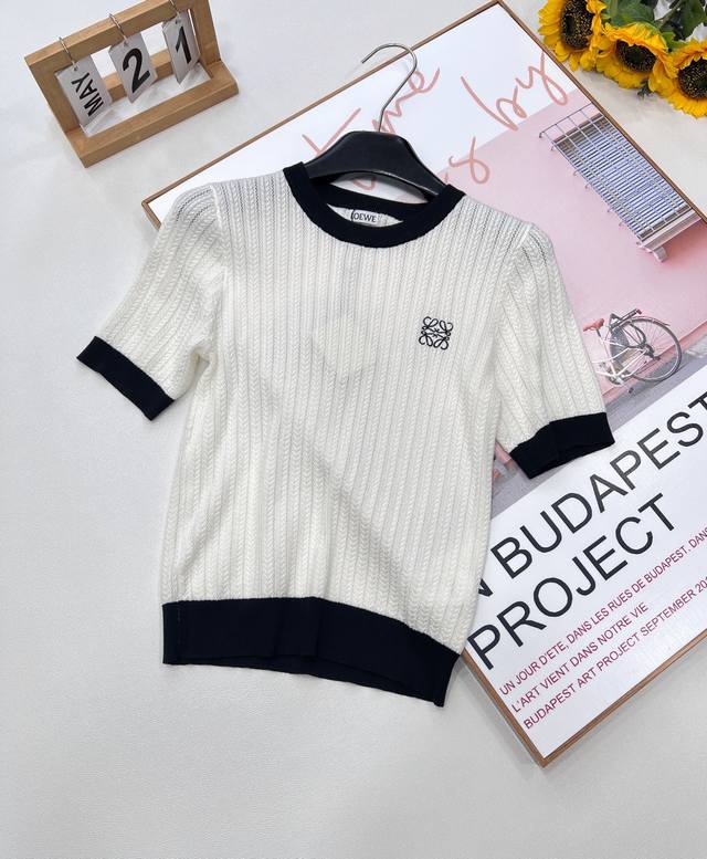 Loewe's new contrasting knitted short-sleeves. You must always have a Loewe piec