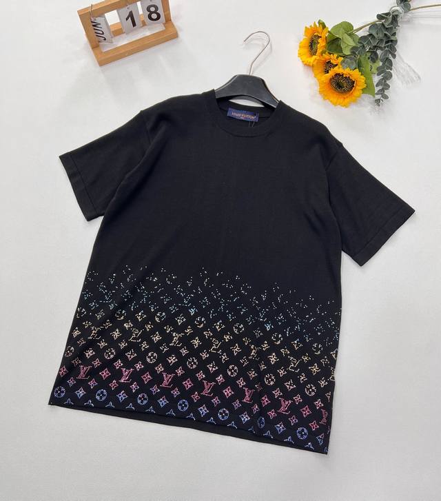 Louis Vuitton Heavy Rhinestone Crystal Gradient Knit Short Sleeve The knit is cr