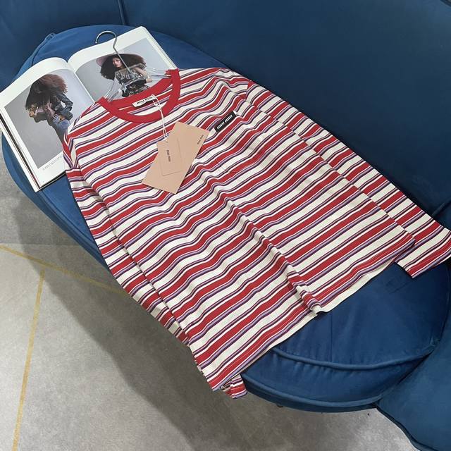 24 New show-style jersey base T-shirt This cotton jersey T-shirt features a mult