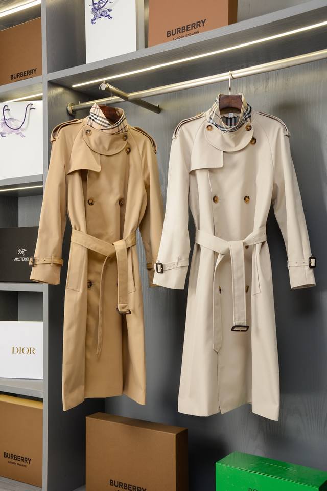 Castleford-style long trench coat with Yb dust bag. Burberry's signature produc