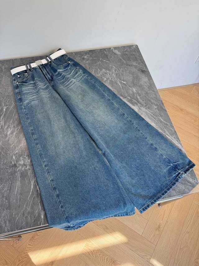 A blockbuster belted wide-leg jeans. The deep denim blue exudes a low-key yet ca