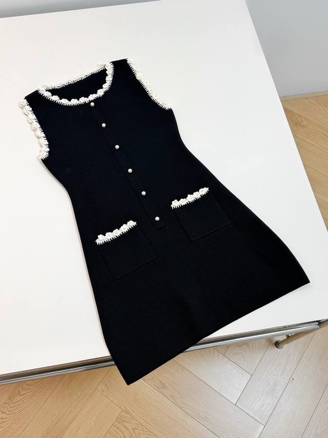 25 New black sleeveless knitted dress belongs to the Chanel style. The style has