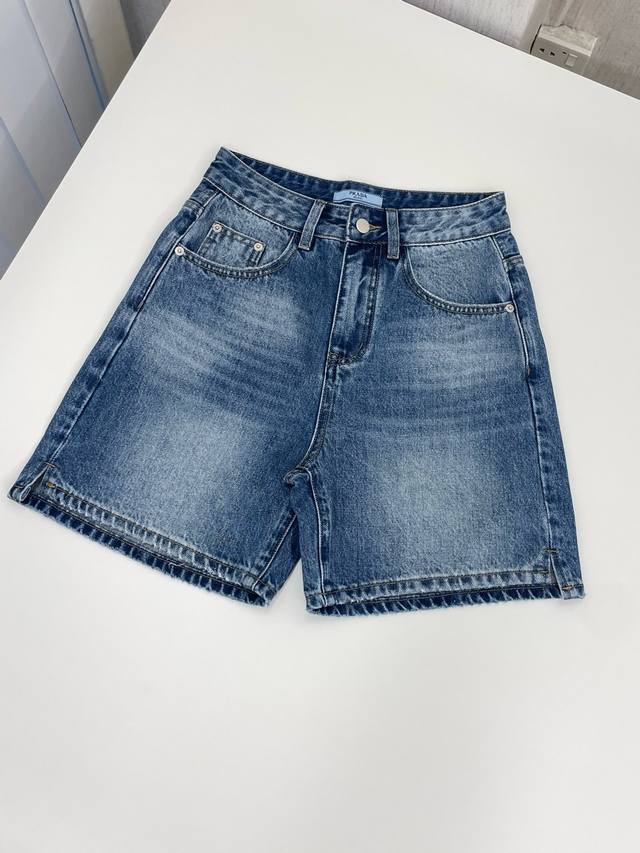 25 New five-point denim shorts in classic denim blue with a natural wash effect.