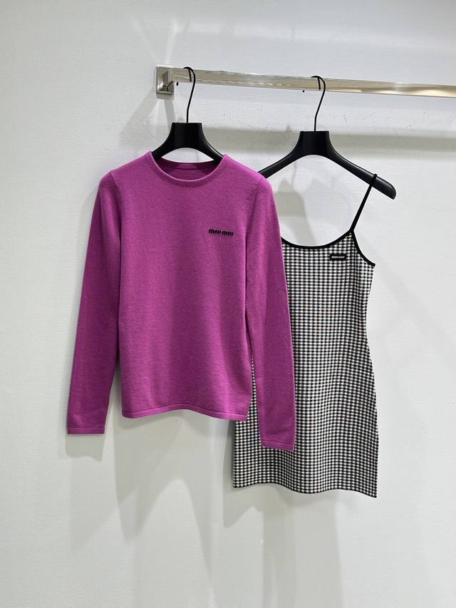 25Ss Early Fall New Arrivals! This knitted top features a dense knit, ribbed kni