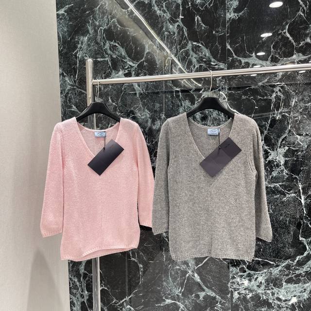 pd 25 New Early Fall V-neck knitted sweater. Exquisite V-neck and three-quarter