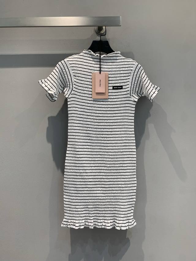 Originally developed by Miumi*, this 2025 early fall short-sleeved knit dress f