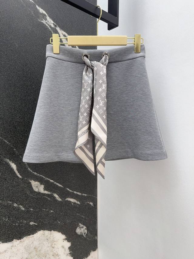 Ljia 25Ss autumn and winter new silk scarf paired with short hooded sweatshirt A