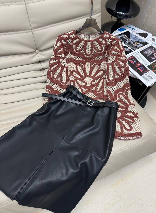 2025 Early Autumn latest retro heavy-duty short top French hook flower hollow ro