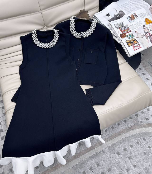 Exclusive photos of this 25-year-old pearl-collared sleeveless dress. Made of c