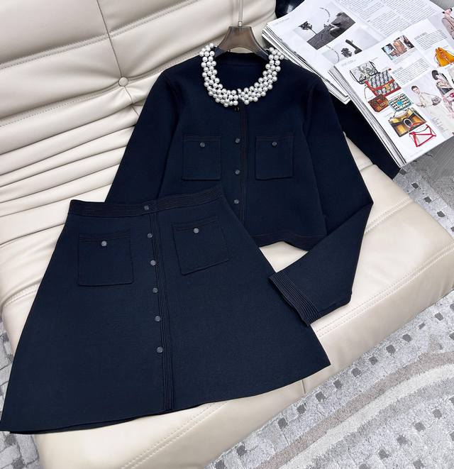 The new 25-year pearl collar knitted short jacket and high-waisted skirt set, wi