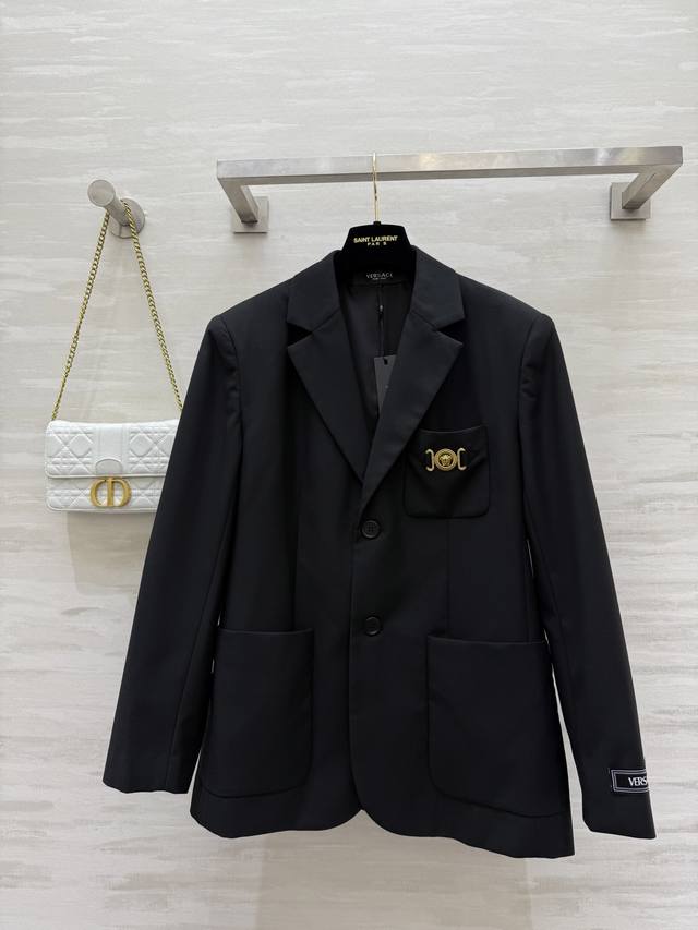 Versac2's new fall/winter classic black single-breasted suit jacket is understat