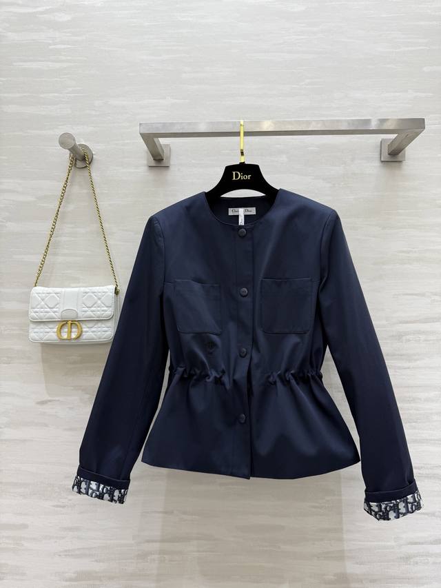 Dio2's new autumn and winter round-neck windbreaker with waistband features a cl