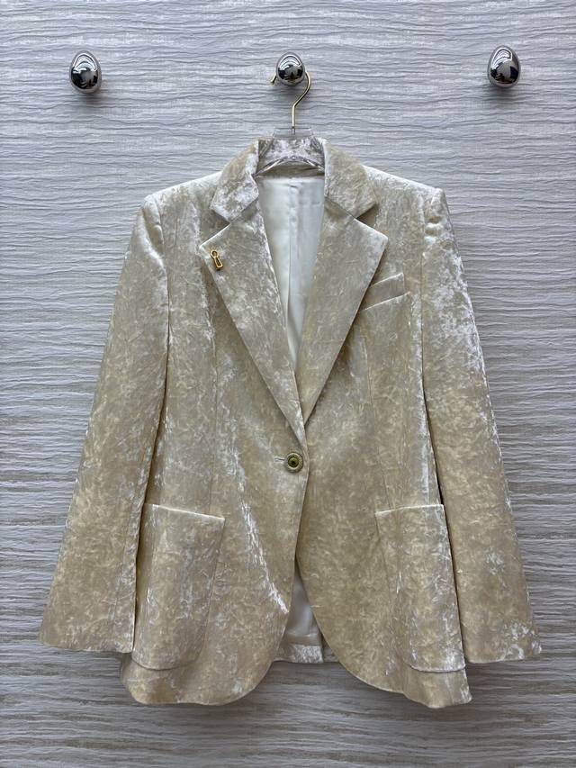 Sch's 25 new velvet suit with special-shaped buttons and lapel blazer with gold