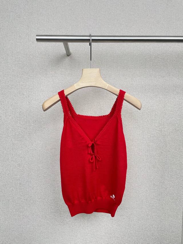 Shushutong's new 2025 Early Fall collection features a cool, openwork knitted ca