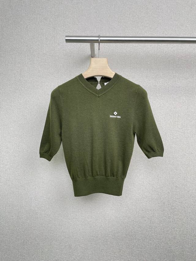 Shushutong 2025 Autumn/Winter short-sleeved, letter-embroidered V-neck sweater.