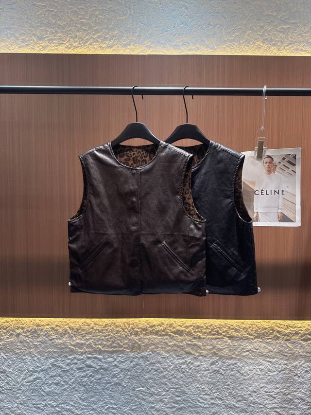 Qoy's new 2025 sleeveless vest is reversible! One side features a wild leopard p