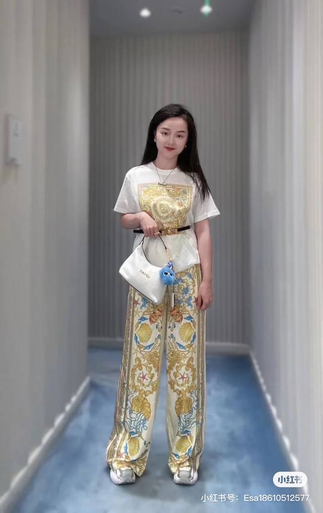 Versac's latest palace-style casual two-piece suit! This short-sleeved T-shirt f