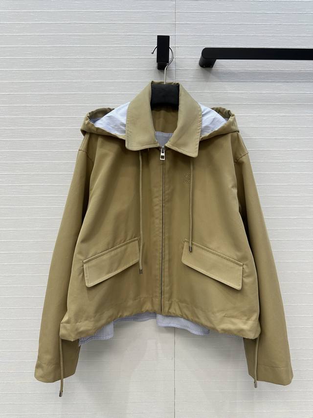 Highly recommend Lw's new striped patchwork hooded windbreaker. It's short in f