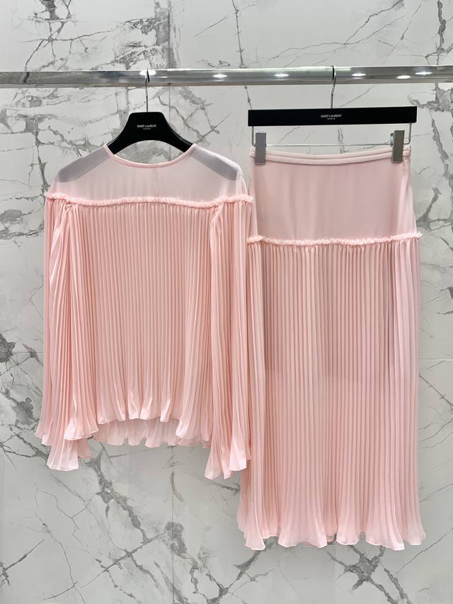 Shengjia's new holiday style suit is elegant and smart . High-end holiday style