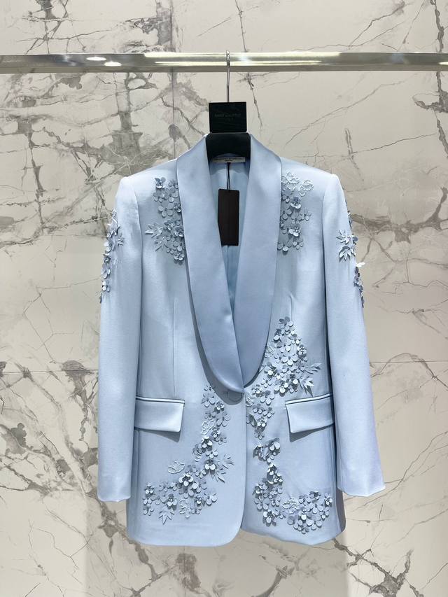 Es New Heavy-Worked Beaded Slimming Suit The appearance of this suit is really o
