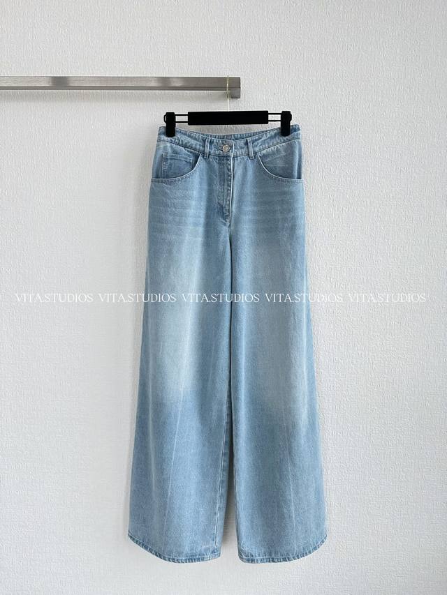 Hot-selling item in stock Pocket Logo Jeans Made of 100% cotton, this pair of je