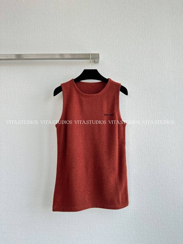 Hot-selling spot round neck wool knitted vestuses 100% wool with high saturation