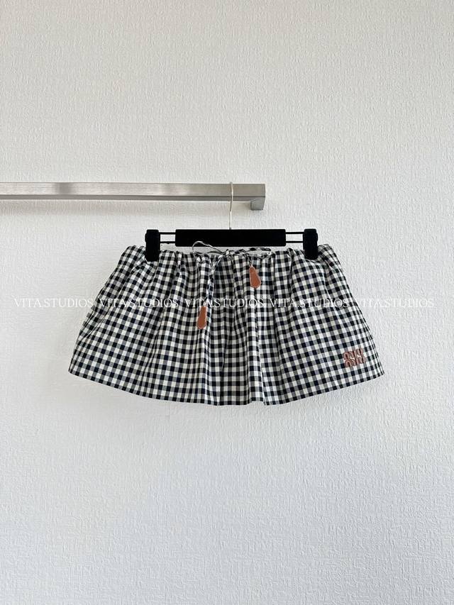 Hot item, limited stock now! Retro black and white plaid mini skirt. Made of 100