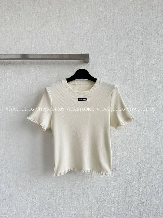 A popular item in limited stock: Lace-trimmed knit short-sleeve top. Made from 1