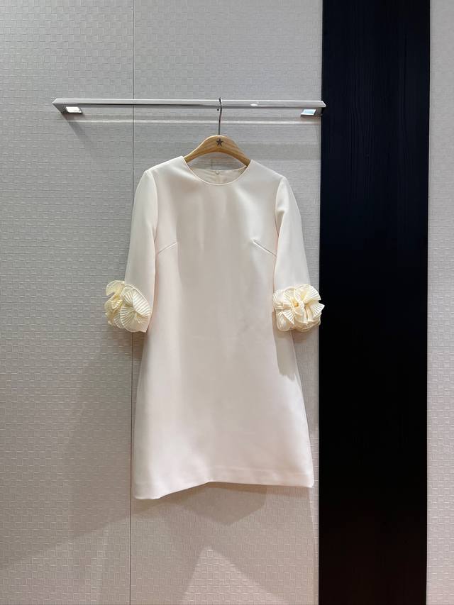 New three-dimensional petal-decorated three-quarter sleeve dress with three-dim